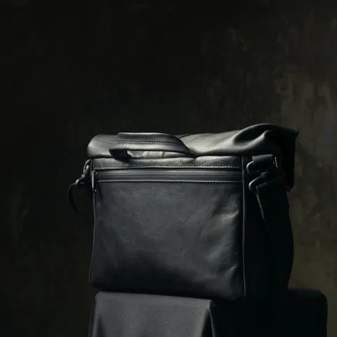 Wotancraft-Pilot-Travel-Camera-Bag-7L-black-leather_2.jpg