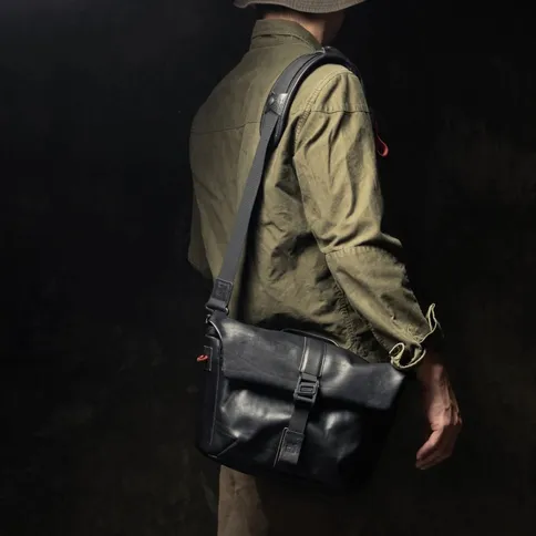 Wotancraft-Pilot-Travel-Camera-Bag-7L-black-leather_8.jpg