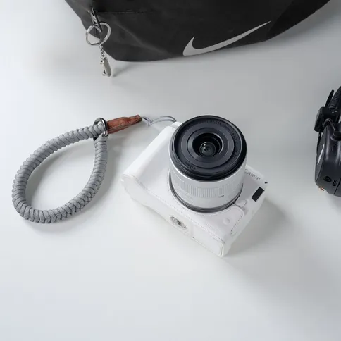 SmallRig-5431-Leather-Half-Case-Kit-for-Canon-EOS-R50-V-White_4.jpg