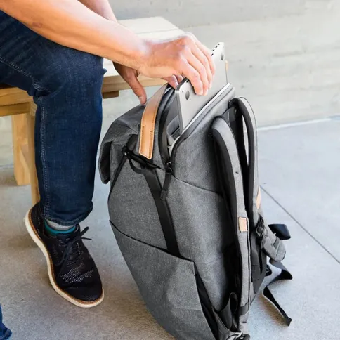 Peak-Design-Everyday-backpack-20L-V3-charcoal_5.jpg