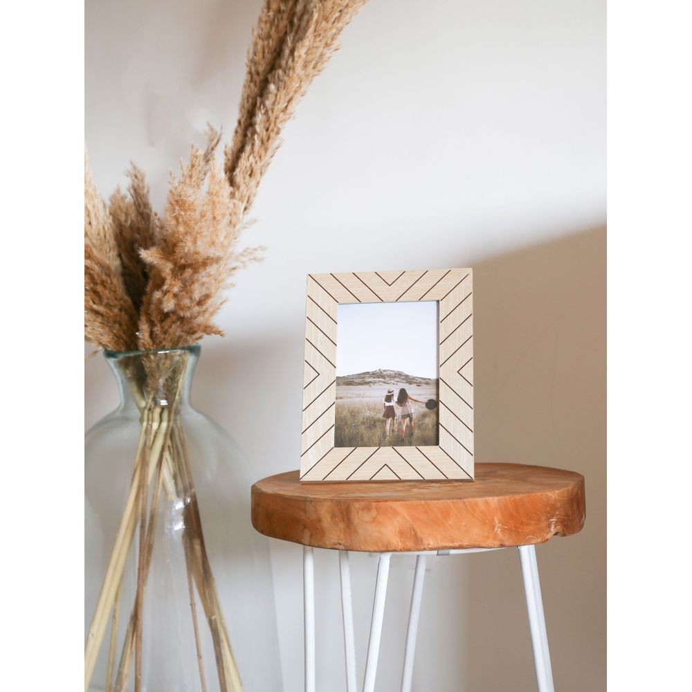 Deknudt Photo frame in plain wood with graphic motif 10x15 S46ZH9