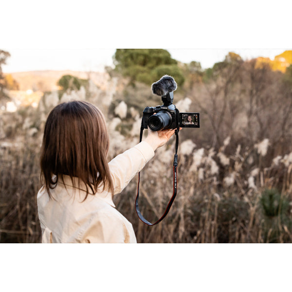 Canon EOS R7 Body + EF - RF Mount adapter