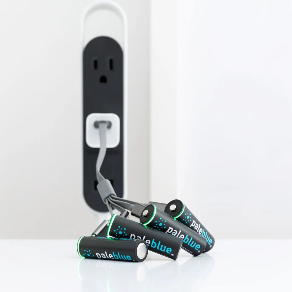 Pale Blue 4x AA Lithium 1.5V rechargeable battery with USB-C