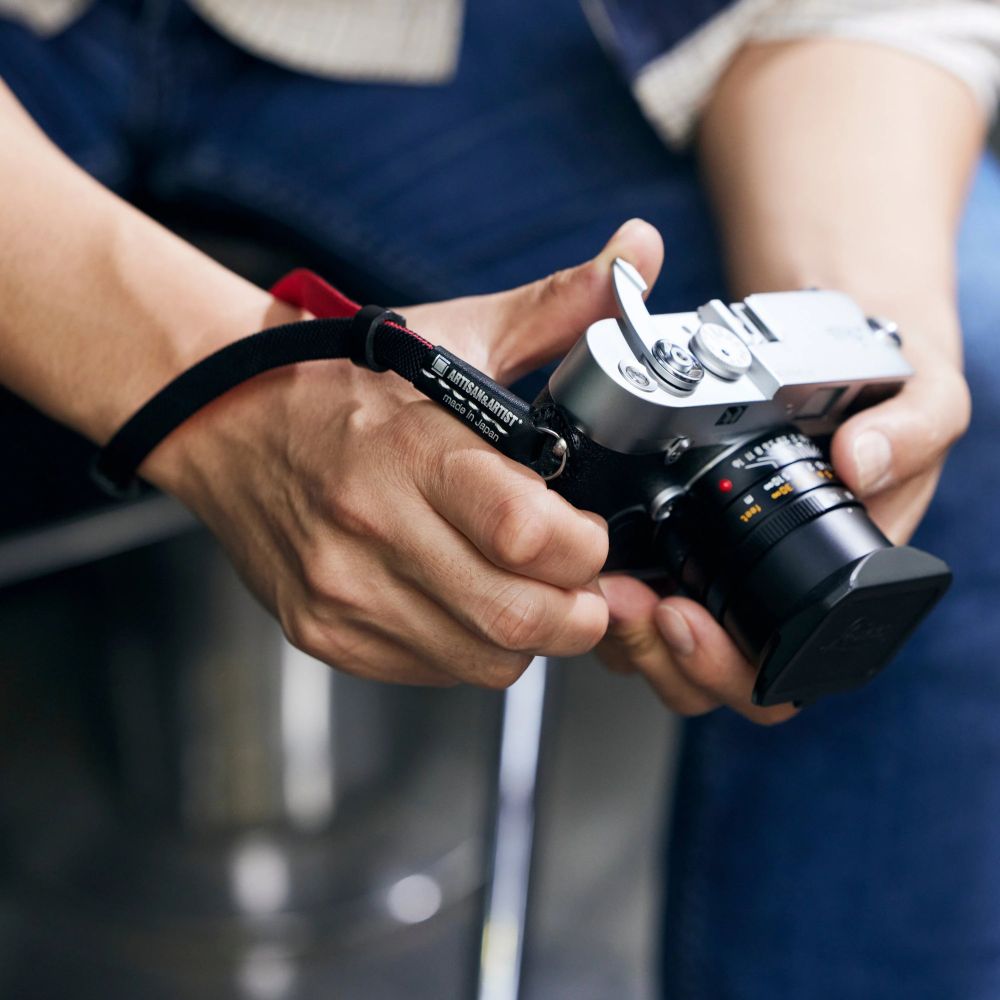 Artisan & Artist ACAM 313A Camera Strap, black-red