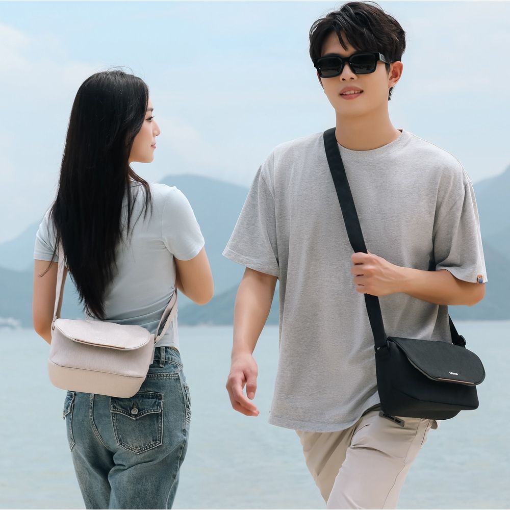 Ulanzi F02 Sling - Compact shoulder bag for camera - black