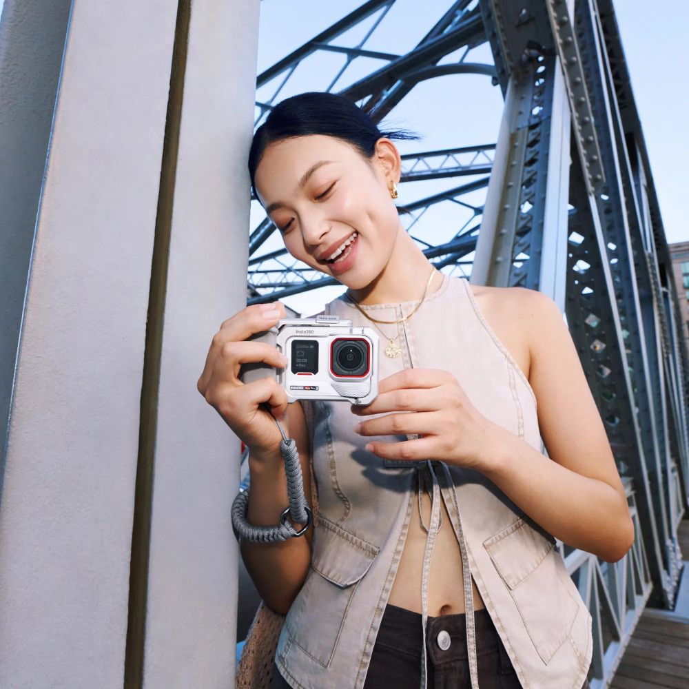 Insta360 Ace Pro 2 (Arctic White) Xplorer Bundle (Moonlight Silver)